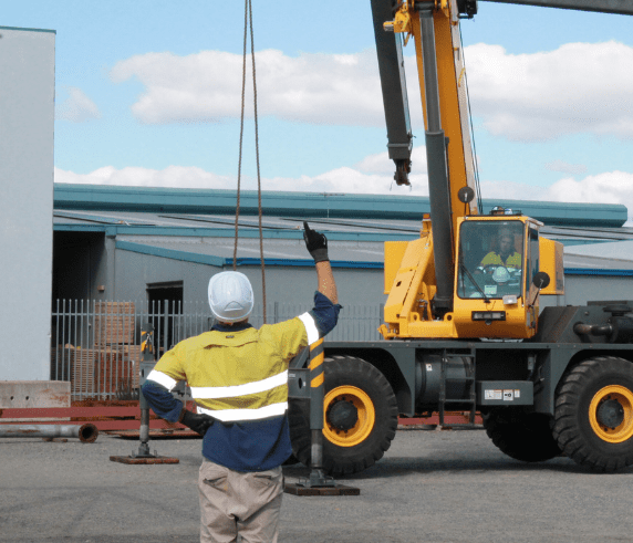 DOGGING operation by Saferight course instructor and trainee at a Saferight facility